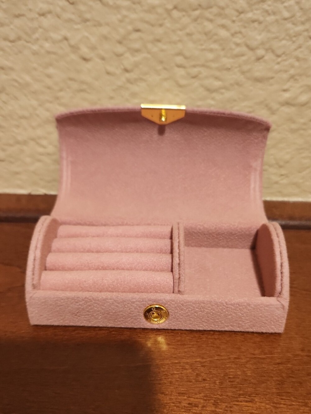 Peanuts Snoopy Lip Balm, Cleansing Wipes & Jewelry Travel Case - Picture 4 of 6